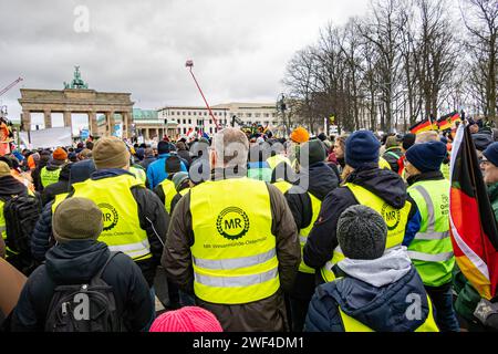 Bauerndemo in Berlin - tausende , demonstrierende Landwirte und Mittelständler vor dem Brandenburger Tor. Bauerndemonstration am 15. Januar 2024 gegen die Abschaffung der Agrardiesel - Rückvergütung in Berlin vor dem Brandenburger Tor mit geschätzten 30,000 Demonstranten und vielen tausend Traktoren, die teilweise ausserhalb der Stadt warten müssen. Berlin Straße des 17. Juni Berlin Deutschland *** Bauerndemonstration in Berlin Tausende demonstrierende Landwirte und KMU vor der Bauerndemonstration am 15. Januar 2024 gegen die Abschaffung des Landsterbens am Brandenburger Tor Stockfoto