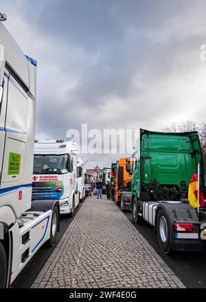 Bauerndemo in Berlin, viele Speditionen mit LKW und der Mittelstand sind ebenfalls vor dem Brandenburger Tor präsent. Bauerndemonstration am 15. Januar 2024 gegen die Abschaffung der Agrardiesel - Rückvergütung in Berlin vor dem Brandenburger Tor mit geschätzten 30,000 Demonstranten und vielen tausend Traktoren, die teilweise ausserhalb der Stadt warten müssen. Berlin Straße des 17. Juni Berlin Deutschland *** Bauerndemonstration in Berlin sind auch viele Speditionsunternehmen mit Lkw und KMU vor der Brandenburger Tor Bauerndemonstration am 15. Januar 2024 gegen die abo anwesend Stockfoto