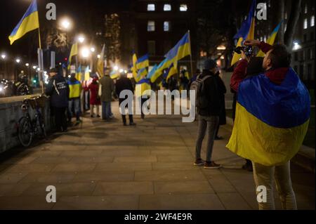 LondonUK - 26. Januar 2024: Fotograf bei Pro Ukranian, antirussische Proteste auf Whitehall, London at Night. Stockfoto