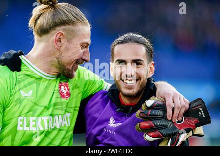 Rotterdam, Niederlande. Januar 2024. ROTTERDAM, NIEDERLANDE - 28. JANUAR: Torhüter Lars Unnerstall des FC Twente umarmt Ramiz Zerrouki aus Feyenoord und lächelt während des niederländischen Eredivisie-Spiels zwischen Feyenoord und FC Twente am 28. Januar 2024 im Stadion Feyenoord in Rotterdam. (Foto: Joris Verwijst/Orange Pictures) Credit: dpa/Alamy Live News Stockfoto