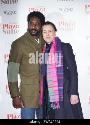 Rhashan Stone und Olivia Williams nehmen an einer Galavorstellung der Plaza Suite im Savoy Theatre im Zentrum von London Teil. Bilddatum: Sonntag, 28. Januar 2024. Stockfoto