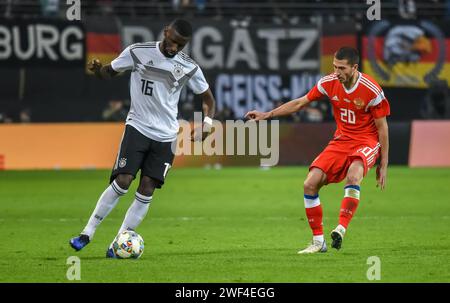 Leipzig, Deutschland – 15. November 2018. Der deutsche Fußballnationalverteidiger Antonio Rudiger und der russische Flügelspieler Aleksei Ionov während der internationalen fr Stockfoto