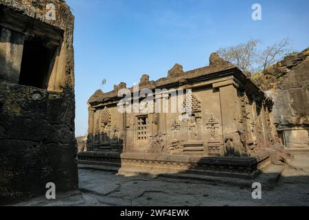 Ellora, Indien - 22. Januar 2024: Die Ellora Caves sind ein von Felsen gehauener Höhlenkomplex im Bezirk Aurangabad in Maharashtra, Indien. Stockfoto