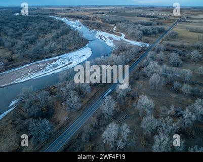 Sonnenuntergang über dem South Platte River und den Ebenen im Osten Colorados in der Winterlandschaft, aus der Vogelperspektive Stockfoto