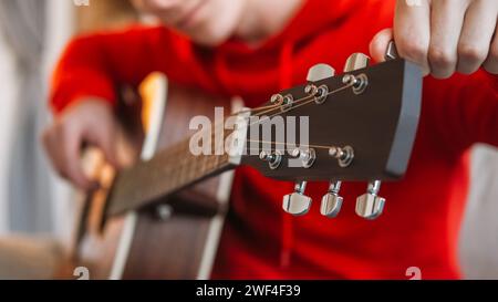 Professioneller Musiker Gitarrenmann Handstimmen Stockfoto