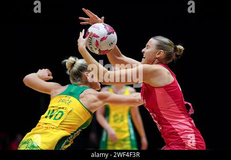 Englands Sasha Glasgow (rechts) und Australiers Jamie-Lee Price im Finale des Vitality Netball Nations Cup 2024 in der First Direct Arena, Leeds. Bilddatum: Sonntag, 28. Januar 2024. Stockfoto