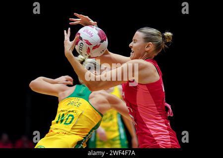 Englands Sasha Glasgow (rechts) und Australiers Jamie-Lee Price im Finale des Vitality Netball Nations Cup 2024 in der First Direct Arena, Leeds. Bilddatum: Sonntag, 28. Januar 2024. Stockfoto