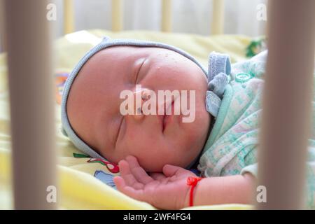 Das Neugeborene schläft mittags in der Krippe Stockfoto