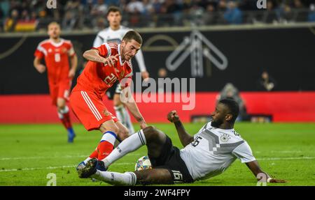 Leipzig, Deutschland – 15. November 2018. Der deutsche Fußballnationalverteidiger Antonio Rudiger und der russische Flügelspieler Aleksei Ionov während der internationalen fr Stockfoto