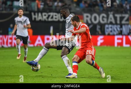 Leipzig, Deutschland – 15. November 2018. Der deutsche Fußballnationalverteidiger Antonio Rudiger und der russische Flügelspieler Aleksei Ionov während der internationalen fr Stockfoto