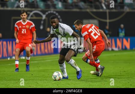Leipzig, Deutschland – 15. November 2018. Der deutsche Fußballnationalverteidiger Antonio Rudiger und der russische Flügelspieler Aleksei Ionov während der internationalen fr Stockfoto