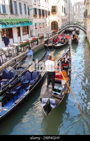 Ein Gondelstau mit 6 Gondeln. In einer Seitenstraße in Venedig, Italien Stockfoto