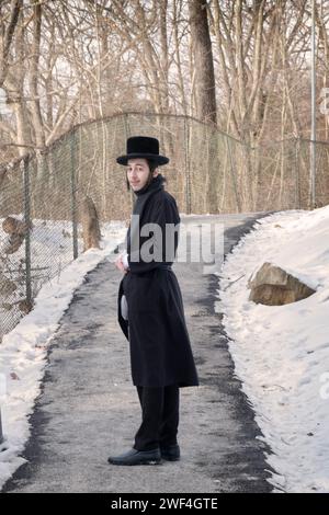 Ein chassidischer Student fotografierte draußen an einem verschneiten Tag. Anfang 2024 in New York. Stockfoto