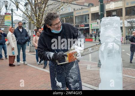 Jimmy Chiappe, Eisbildhauer, schneidet mit einer Kettensäge einen Gorilla aus Eisblöcken. Beim Fire Ice Festival im Columbus Park in Stamford, Connecticut. Stockfoto