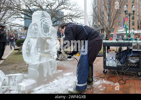 Jimmy Chiappe, Eisbildhauer, schneidet mit einer Kettensäge einen Gorilla aus Eisblöcken. Beim Fire Ice Festival im Columbus Park in Stamford, Connecticut. Stockfoto