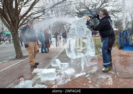 Jimmy Chiappe, Eisbildhauer, schneidet mit einer Kettensäge einen Gorilla aus Eisblöcken. Beim Fire Ice Festival im Columbus Park in Stamford, Connecticut. Stockfoto