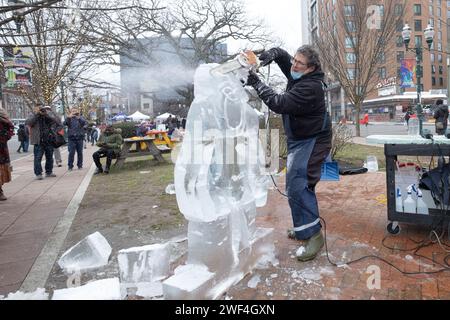 Jimmy Chiappe, Eisbildhauer, schneidet mit einer Kettensäge einen Gorilla aus Eisblöcken. Beim Fire Ice Festival im Columbus Park in Stamford, Connecticut. Stockfoto