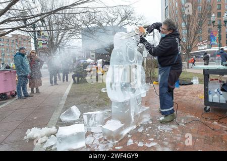 Jimmy Chiappe, Eisbildhauer, schneidet mit einer Kettensäge einen Gorilla aus Eisblöcken. Beim Fire Ice Festival im Columbus Park in Stamford, Connecticut. Stockfoto