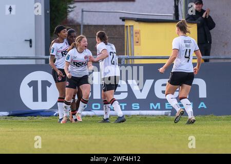 Sutton, Großbritannien. Januar 2024. Das VBS Community Stadium, Sutton, England, 28. Januar 2024 TOR 0-1 Charlton Athletic Spieler feiern das Siegtor von Mittelfeldspielerin Freda Ayisi (9) während des FA Women Championship Matches zwischen Crystal Palace und Charlton Athletic im VBS Community Stadium, Sutton, England (Stephen Flynn/SPP) Credit: SPP Sport Press Photo. /Alamy Live News Stockfoto