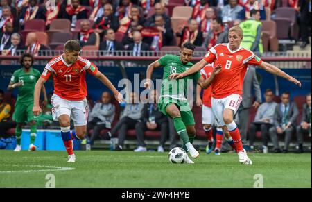 Moskau, Russland – 14. Juni 2018. Die saudische Fußballnationalmannschaft Salem Aldawsari gegen die russischen Spieler Roman Zobnin und Juri Gazinsky d Stockfoto