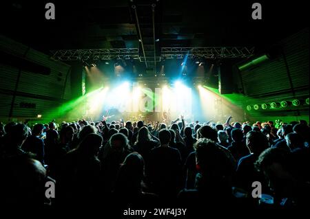 Kopenhagen, Dänemark. Januar 2024. Konzertbesucher besuchen ein Live-Konzert mit der amerikanischen Heavy-Metal-Band Aether Realm im Amager Bio in Kopenhagen. (Foto: Gonzales Photo/Alamy Live News Stockfoto