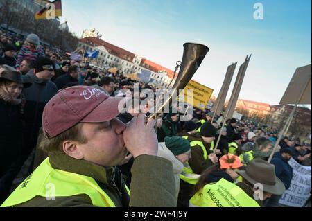 Magdeburg, Deutschland. Januar 2024. Ein Teilnehmer an der Kundgebung auf dem Cathedral Square bläst ein Horn. Unter dem Motto "zu viel ist zu viel" protestierten Hunderte von Bauern und Forstwirten aus mehreren bundesländern gegen die Haushaltspolitik der Bundesregierung. Quelle: Heiko Rebsch/dpa/Alamy Live News Stockfoto