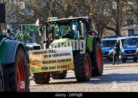 Magdeburg, Deutschland. 28. Januar 2024: Proteststreik der bauerngewerkschaft gegen Regierungspolitik. Traktoren Fahrzeuge auf dem zentralen Domplatz. Quelle: Kyryl Gorlov/Alamy Live News Stockfoto