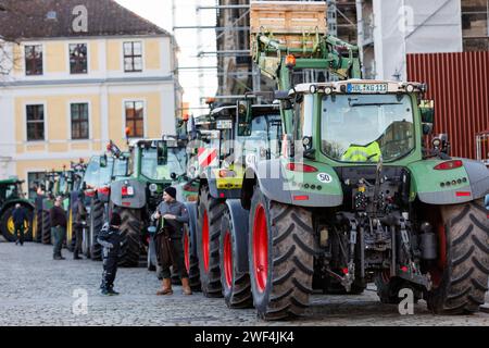 Magdeburg, Deutschland. 28. Januar 2024: Proteststreik der bauerngewerkschaft gegen Regierungspolitik. Traktoren Fahrzeuge auf dem zentralen Domplatz. Quelle: Kyryl Gorlov/Alamy Live News Stockfoto