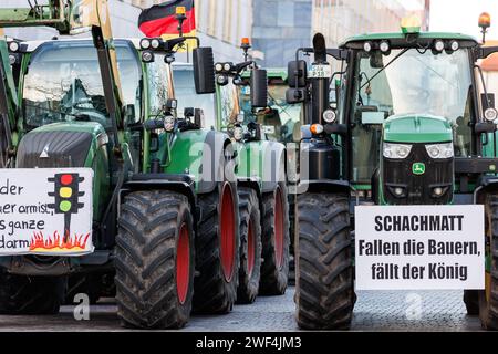 Magdeburg, Deutschland. 28. Januar 2024: Proteststreik der bauerngewerkschaft gegen Regierungspolitik. Traktoren Fahrzeuge auf dem zentralen Domplatz. Quelle: Kyryl Gorlov/Alamy Live News Stockfoto