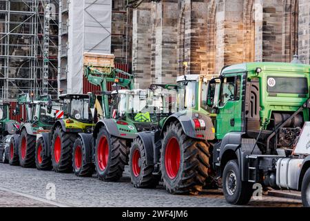 Magdeburg, Deutschland. 28. Januar 2024: Proteststreik der bauerngewerkschaft gegen Regierungspolitik. Traktoren Fahrzeuge auf dem zentralen Domplatz. Quelle: Kyryl Gorlov/Alamy Live News Stockfoto