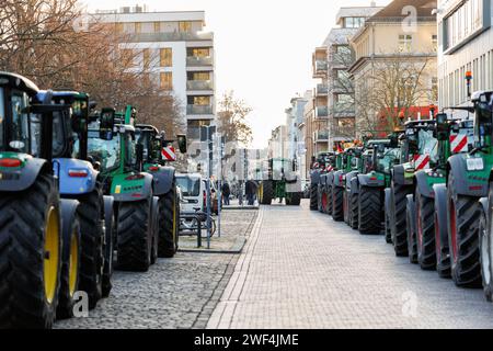 Magdeburg, Deutschland. 28. Januar 2024: Proteststreik der bauerngewerkschaft gegen Regierungspolitik. Traktoren Fahrzeuge auf dem zentralen Domplatz. Quelle: Kyryl Gorlov/Alamy Live News Stockfoto