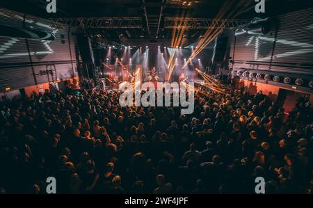 Kopenhagen, Dänemark. Januar 2024. Konzertbesucher bei einem Live-Konzert mit der schwedischen Heavy-Metal-Band Avatar bei Amager Bio in Kopenhagen. (Foto: Gonzales Photo/Alamy Live News Stockfoto