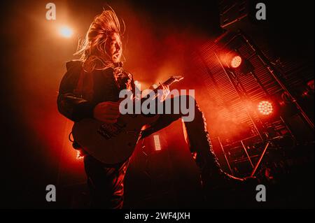 Kopenhagen, Dänemark. Januar 2024. Die schwedische Heavy-Metal-Band Avatar gibt ein Live-Konzert im Amager Bio in Kopenhagen. Hier ist Gitarrist Tim Ohrstrom live auf der Bühne zu sehen. (Foto: Gonzales Photo/Alamy Live News Stockfoto