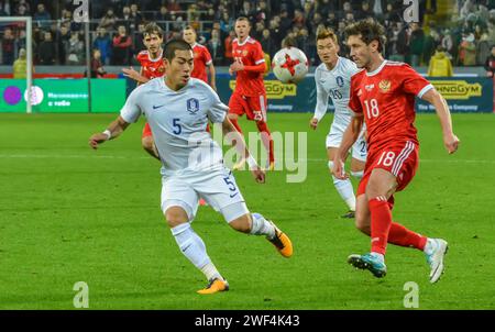 Moskau, Russland – 7. Oktober 2017. Südkoreanischer Mittelfeldspieler Kim Joo-Young und russischer Mittelfeldspieler Yuri Zhirkov während des internationalen Freundschaftsspiels Russland Stockfoto