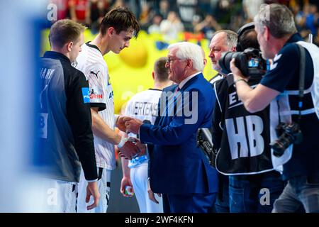 Köln, Deutschland: Handball EM 2024 - Spiel Platz 3 - Schweden - Deutschland v.li. Julian KÃ¶ster/Koester (Deutschland), BundesprÃ Präsident Frank-Walter Steinmeier Stockfoto