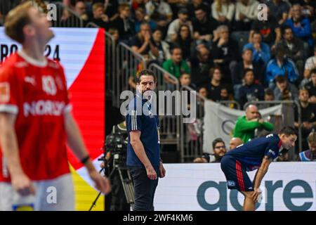 Köln, Deutschland. Januar 2024. Cheftrainer Guillaume Gille (Frankreich) zeigt seine Enttäuschung während des Finales auf Platz 2 und 1 des EHF Euro 2024-Spiels von Menâ gegen Dänemark in der Lanxess Arena in Köln. Credit: Independent Photo Agency/Alamy Live News Stockfoto