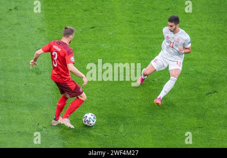 Sankt Petersburg, Russland – 2. Juli 2021. Silvan Widmer, der sich im Viertelfinale der EURO 2020 gegen den spanischen Stürmer Ferran Torres entschieden hat Stockfoto