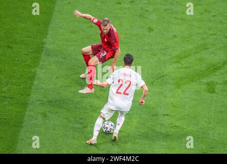 Sankt Petersburg, Russland – 2. Juli 2021. Der Schweizer Rechtspacker Silvan Widmer gegen den spanischen Stürmer Pablo Sarabia im Viertelfinale DER EURO 2020 Switze Stockfoto