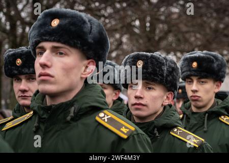 St. Petersburg, Russland. Januar 2024. Militärangehörige, die vor Beginn der feierlichen Begräbniszeremonie gesehen wurden, bei der Kränze und Blumen am Muttermonument auf dem Piskarevskoje-Gedenkfriedhof in St. Petersburg gelegt wurden. St. Petersburg feiert ein wichtiges historisches Datum, 80 Jahre seit der vollständigen Befreiung Leningrads von der faschistischen Blockade. Quelle: SOPA Images Limited/Alamy Live News Stockfoto