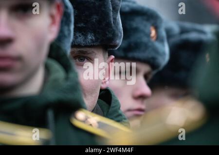 St. Petersburg, Russland. Januar 2024. Militärangehörige, die vor Beginn der feierlichen Begräbniszeremonie gesehen wurden, bei der Kränze und Blumen am Muttermonument auf dem Piskarevskoje-Gedenkfriedhof in St. Petersburg gelegt wurden. St. Petersburg feiert ein wichtiges historisches Datum, 80 Jahre seit der vollständigen Befreiung Leningrads von der faschistischen Blockade. Quelle: SOPA Images Limited/Alamy Live News Stockfoto