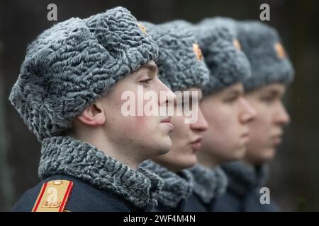 St. Petersburg, Russland. Januar 2024. Militärangehörige, die vor Beginn der feierlichen Begräbniszeremonie gesehen wurden, bei der Kränze und Blumen am Muttermonument auf dem Piskarevskoje-Gedenkfriedhof in St. Petersburg gelegt wurden. St. Petersburg feiert ein wichtiges historisches Datum, 80 Jahre seit der vollständigen Befreiung Leningrads von der faschistischen Blockade. Quelle: SOPA Images Limited/Alamy Live News Stockfoto