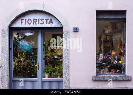 BELLAGIO, ITALIEN - OKTOBER 02,2023 - Ein Blumengeschäft im Zentrum von Bellagio, Comer See in Italien Stockfoto