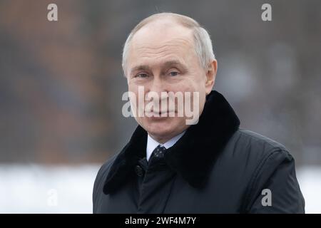 Der russische Präsident Wladimir Putin, der während der feierlichen Trauerfeier am Mutterland-Denkmal gesehen wurde, würdigte das Gedenken an die Opfer der Belagerung Leningrads auf dem Piskarewskoje-Gedenkfriedhof. St. Petersburg feiert ein wichtiges historisches Datum, 80 Jahre seit der vollständigen Befreiung Leningrads von der faschistischen Blockade. Stockfoto