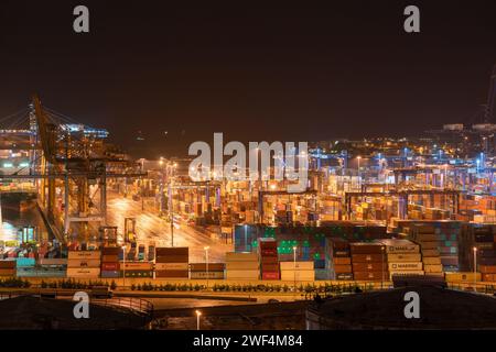 Athen, Griechenland - 15. November 2017: Maschinen für den Transport von Frachtcontainern im Hafen von Perama in Athen. Stockfoto