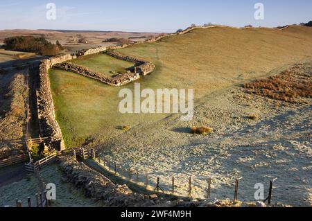 Ein frostiger Blick am frühen Morgen auf Milecastle 42 (Cawfields) an der Hadrians Wall, Großbritannien Stockfoto