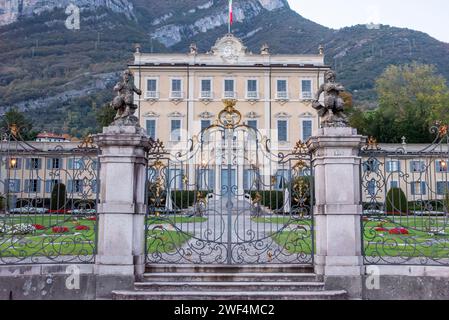 TREMEZZO, ITALIEN - 3. OKTOBER 2023 - Villa Sola Cabiati am Comer See am Abend, Italien Stockfoto