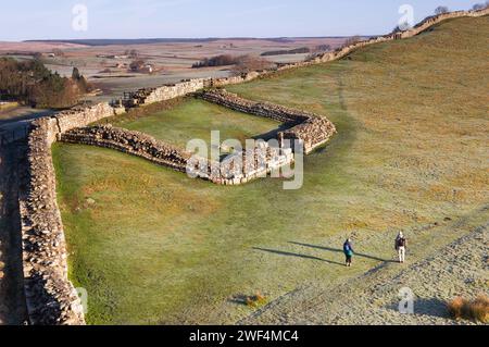 Ein frostiger Blick am frühen Morgen auf Milecastle 42 (Cawfields) an der Hadrians Wall, Großbritannien Stockfoto