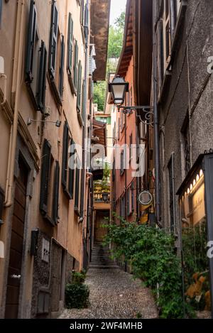 BELLAGIO, ITALIEN - OKTOBER 02,2023 - Eine schmale Gasse auf einem Hügel im Zentrum von Bellagio, Italien Stockfoto