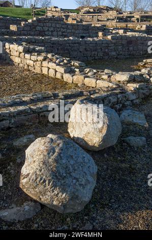 Ausgrabungen an Mauern und Gebäuden im römischen Hilfsfort Vindolanda an der Hadrians Wall, Großbritannien Stockfoto