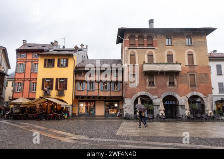 COMO, ITALIEN - 05. OKTOBER 2023 - wunderschöne alte Häuser an der Piazza San Fedele in Como, Italien Stockfoto